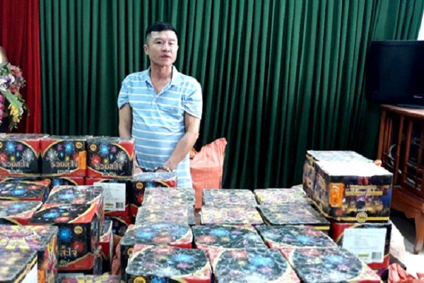 Nguyễn Hữu Khánh cùng tang vật vụ án tại cơ quan công an