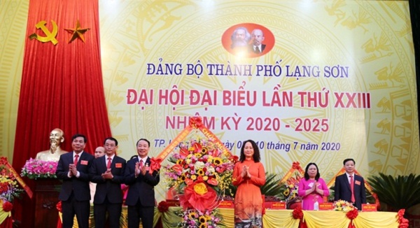 Bí thư Tỉnh ủy, Lâm Thị Phương Thanh tặng hoa chúc mừng đại hội.