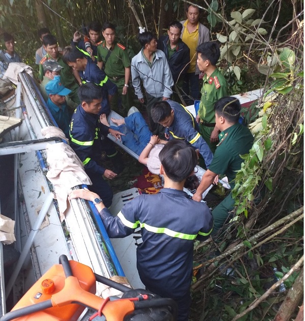 Lực lượng chức năng tổ chức cứu nạn hiện trường trong vụ tai nạn xảy ra tại tỉnh Kon Tum