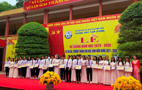 Trao bằng khen các em thành tích cao trong học tập trường THPT Tam Dương