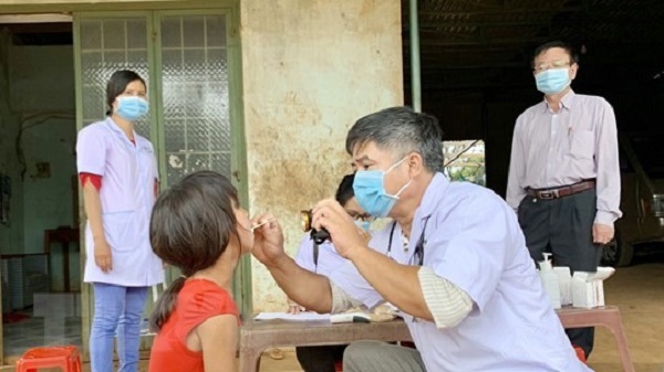Tiêm vaccine phòng bạch hầu cho trẻ em