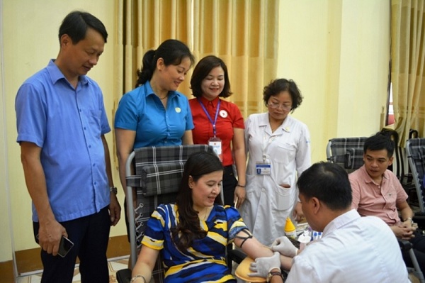 Các cán bộ văn phòng Đoàn Đại biểu Quốc hội, HĐND, UBND tỉnh tham gia hiến máu tình nguyện.