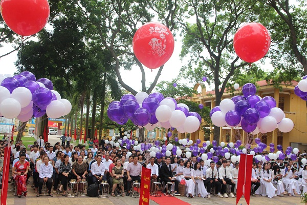 Lễ tri ân và trưởng thành trường THPT Vĩnh Yên với sự tham dự đông đủ của các em học sinh khối 12 và quý phụ huynh