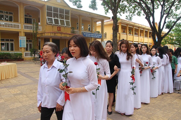 Công ơn sinh thành dưỡng dục thực sự to lớn và thiêng liêng. Tại buổi lễ các em học sinh gửi tới các bậc phụ huynh những bông hoa tươi đẹp nhất.