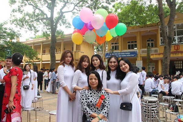 Cô giáo Nguyễn Ngọc Quý bên học trò lớp 12A4 trong buổi lễ Tri ân và trưởng thành