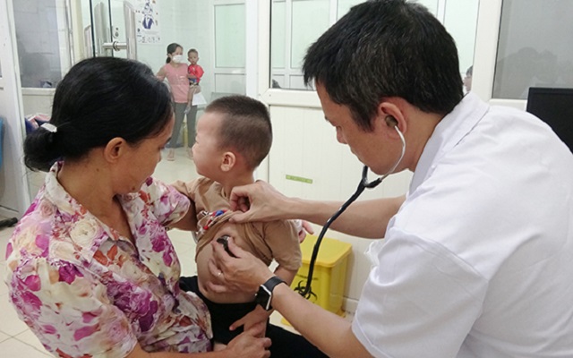 Các y, bác sĩ khám sàng lọc bệnh tim bẩm sinh cho các em nhỏ tại Bệnh viện Nhi Thanh Hóa.