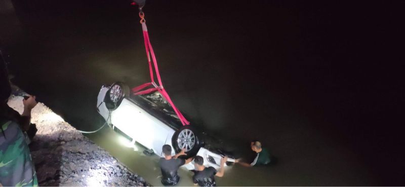 Quảng Ninh: Xe ôtô lao xuống biển, 4 người nguy kịch