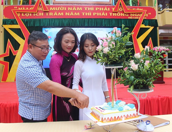 Cô giáo Nguyễn Thị Mai Chang, Hiệu trưởng nhà trường cùng Đại diện Hội trưởng phụ huynh, học sinh cắt bánh trong lễ trưởng thành