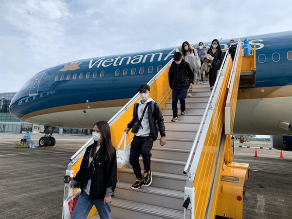 Hành khách trên một chuyến bay từ nước ngoài về Việt Nam