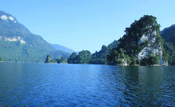 Cảnh sắc tuyệt đẹp của lòng hồ thủy điện Na Hang