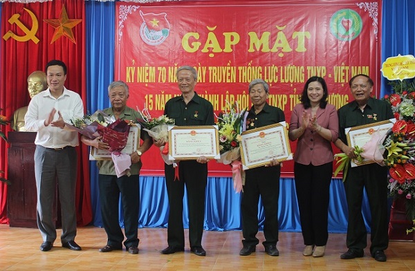 Phó Bí thư Tỉnh ủy Hải Dương tặng bằng khen của UBND tỉnh Hải Dương cho các tập thể, cá nhân tiêu biểu