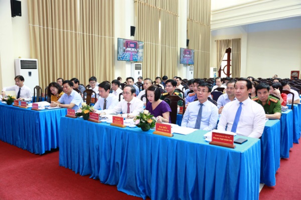 Ông Phạm Hoàng Anh, Bí thư Thành ủy Vĩnh Yên (ngoài cùng bên phải) tham dự kỳ họp