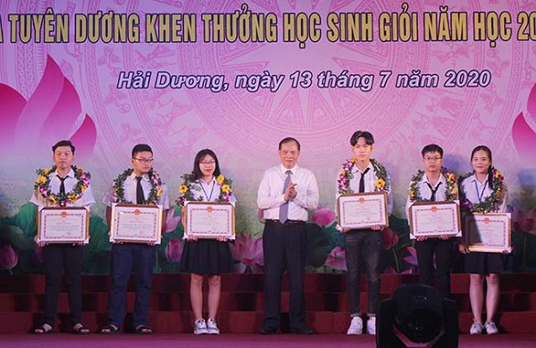 Bí thư Tỉnh ủy Nguyễn Mạnh Hiển trao bằng khen cho 5 học sinh đoạt giải nhất tại kỳ thi học sinh giỏi cấp quốc gia năm học 2019-2020