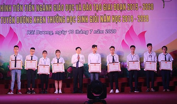 Chủ tịch UBND tỉnh Nguyễn Dương Thái trao bằng khen cho các học sinh đạt giải nhì tại kỳ thi học sinh giỏi cấp quốc gia