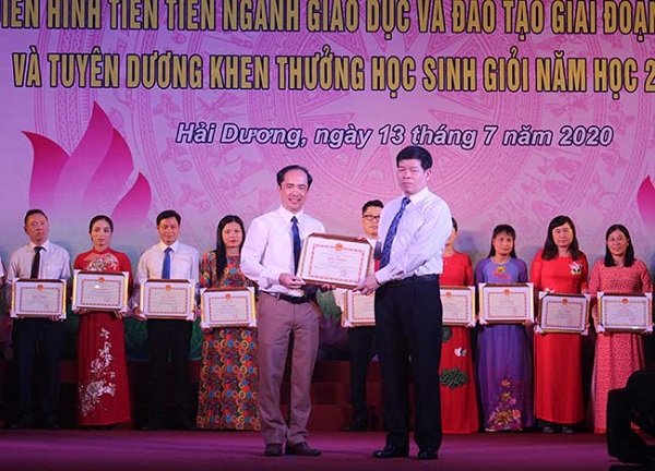 Giám đốc Sở Giáo dục và Đào tạo Lương Văn Việt trao giấy khen cho các tập thể điển hình tiên tiến trong phong trào thi đua yêu nước giai đoạn 2015 - 2020