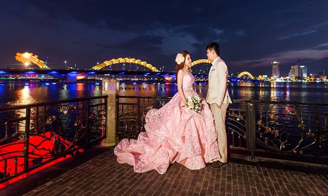 Cầu tình yêu Đà Nẵng: Sẽ thu phí cặp đôi đến chụp ảnh cưới kể từ ngày 15/7.
