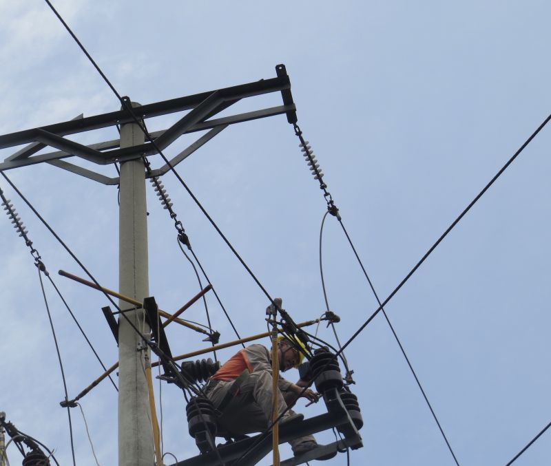 Công nhân Điện lực TP Hạ Long xử lý tiếp xúc