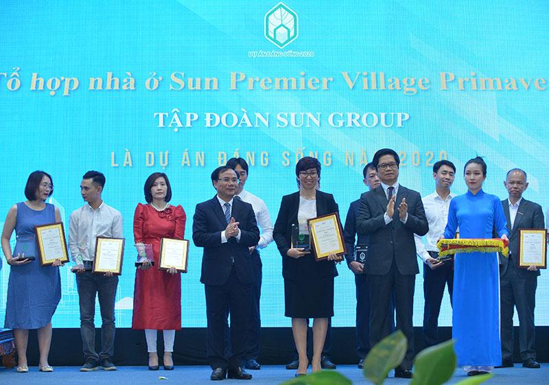 Đại diện Sun Group nhận giải thưởng “Dự án đáng sống năm 2020” cho dự án Sun Premier Village Primavera (Phú Quốc)
