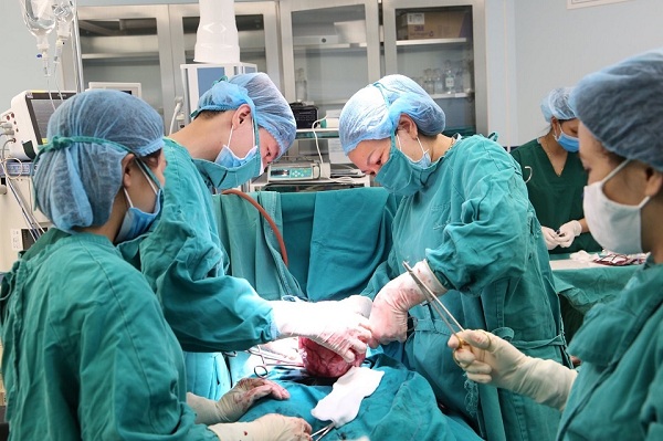 Các bác sĩ tiến hành cắt khối u cho người bệnh.