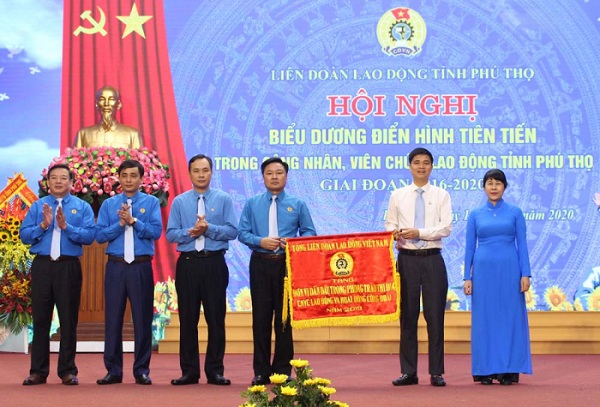 Phó Chủ tịch Tổng LĐLĐ Việt Nam Ngọ Duy Hiểu tặng cờ thi đua đơn vị dẫn đầu cụm 7 tỉnh trung du miền núi phía Bắc cho LĐLĐ tỉnh.