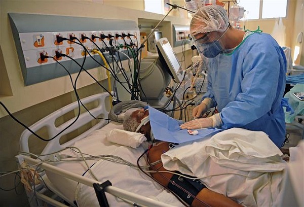 Nhân viên y tế lấy điều trị cho bệnh nhân Covid-19 tại bệnh viện ở Niteroi, Rio de Janeiro (Brazil) ngày 22/6/2020 (Ảnh: THX/TTXVN)