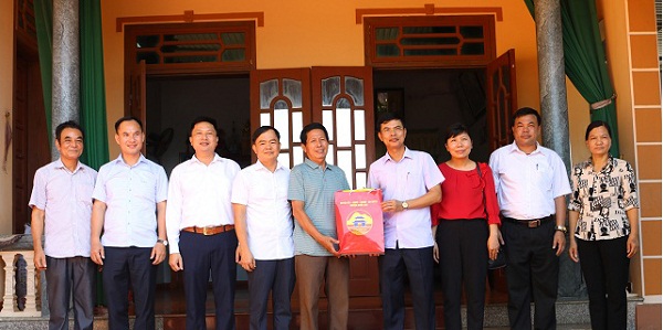 Lãnh đạo huyện thăm, tặng quà các gia đình chính sách tiêu biểu nhân kỷ niệm 73 năm ngày Thương binh liệt sỹ