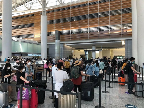 Công dân Việt Nam tại sân bay San Francisco, Mỹ, trước khi lên máy bay về nước. Ảnh: Bộ Ngoại giao