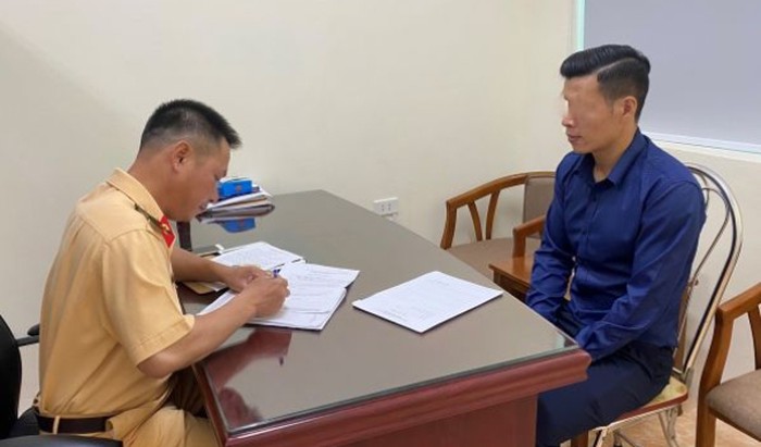 Phạt 17 triệu đồng và tước GPLX 6 tháng với tài xế xe ô tô đi ngược chiều trên cao tốc Hà Nội – Thái Nguyên