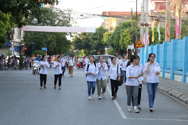 trên 10.000 thí sinh tỉnh Ninh Bình bước vào ngày thi đầu tiên của kỳ thi tuyển sinh vào lớp 10 THPT năm học 2020-2021 tại