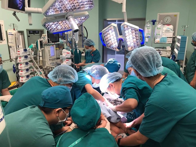 Ekip y, bác sĩ thực hiện phẫu thuật cho 2 bé song sinh Trúc Nhi - Diệu Nhi. (Ảnh: Internet)
