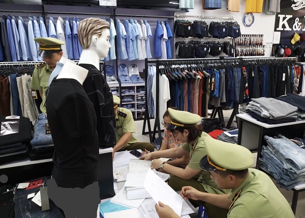 Lực lượng chức năng đang tiến hành xử lý hành vi giả mạo nhãn hiệu đối với quần áo.