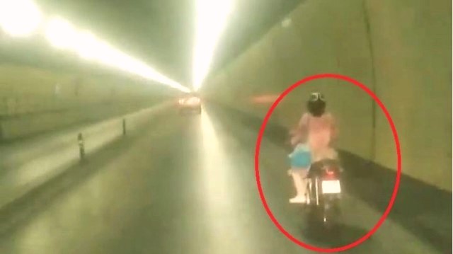 Người phụ nữ vượt chốt lao xe máy qua hầm đường bộ Hải Vân