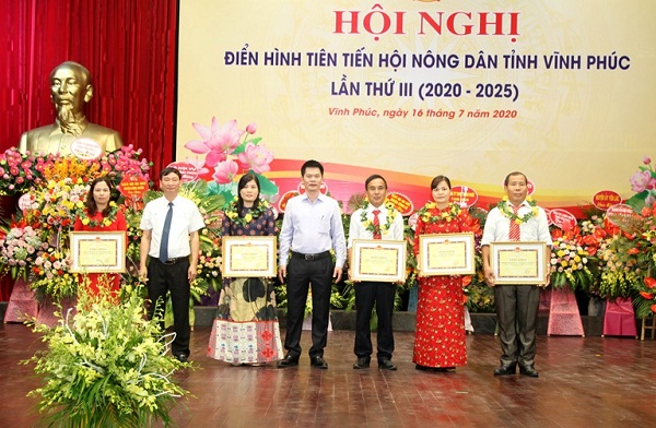 Phó Chủ tịch UBND tỉnh Vĩnh Phúc Nguyễn Văn Khước trao Bằng khen cho các tập thể có thành tích xuất sắc trong phong trào thi đua yêu nước.