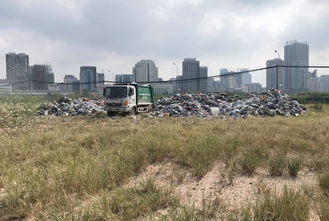 Xe tập kết rác tạm tại bãi đất trước Bến xe Mỹ Đình