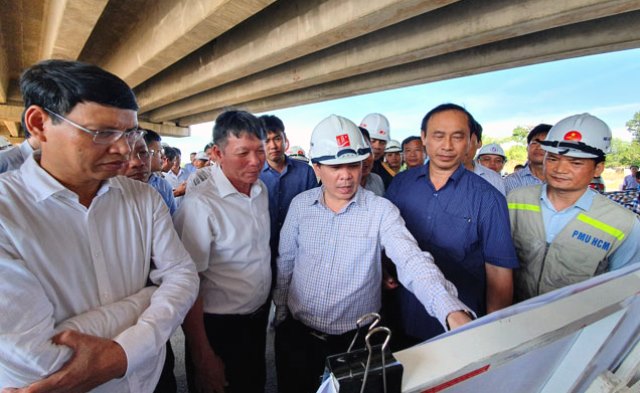 Bộ trưởng Nguyễn Văn Thể (thứ ba, tr&aacute;i sang) c&ugrave;ng đo&agrave;n c&ocirc;ng t&aacute;c Bộ GTVT kiểm tra thực tế đoạn cao tốc H&ograve;a Li&ecirc;n - T&uacute;y Loan.