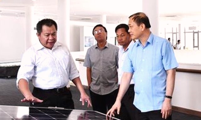 Đoàn công tác của Ủy ban Kinh tế Quốc hội thăm tổ hợp điện gió, điện mặt trời Trung Nam ở huyện Thuận Bắc.