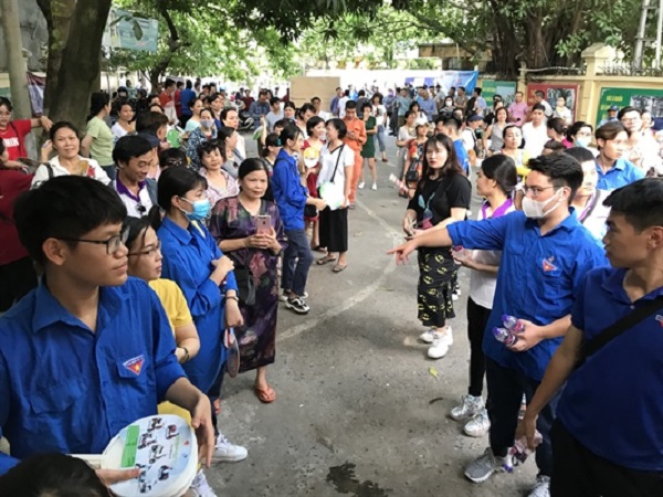 Đông đảo phụ huynh học sinh tại điểm thi THCS Tân Định