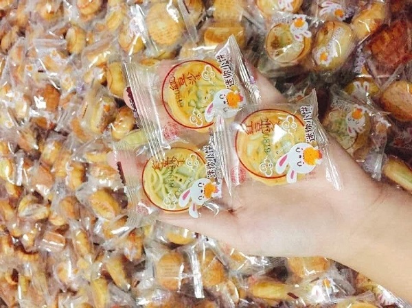 Bánh trung thu Trung Quốc được rao bán tràn ngập trên 