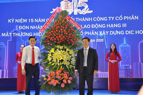 Ông Lê Ngọc Khánh, Phó Chủ tịch UBND tỉnh BR-VT (trái) tặng hoa chúc mừng DIC4
