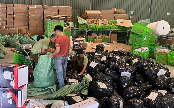 Lực lượng QLTT Hà Nội vừa phát hiện kho hàng tập kết hàng trăm nghìn sản phẩm gồm nhiều chủng loại mặt hàng không có giấy tờ, nguồn gốc xuất xứ, nghi bị làm giả