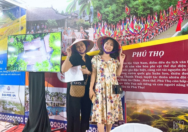 Du khách tham quan gian trưng bày và chụp ảnh lưu niệm cùng nón lá Sai Nga