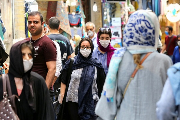 Người dân Iran đeo khẩu trang phòng ngừa lây nhiễm virus corona khi đến chợ Tajrishh Bazaar tại thủ đô Tehran ngày 14/7