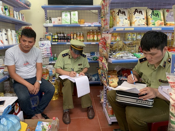 Lực lượng QLTT Lạng Sơn lập biên bản vi phạm đối với chủ cơ sở kinh doanh hàng lậu