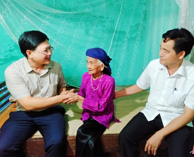 Phó Chủ tịch UBND tỉnh và đoàn công tác đã đến thăm Mẹ Việt Nam Anh hung Lê Thị Tiệp ở thôn 1, xã Thọ Thanh (Thường Xuân).