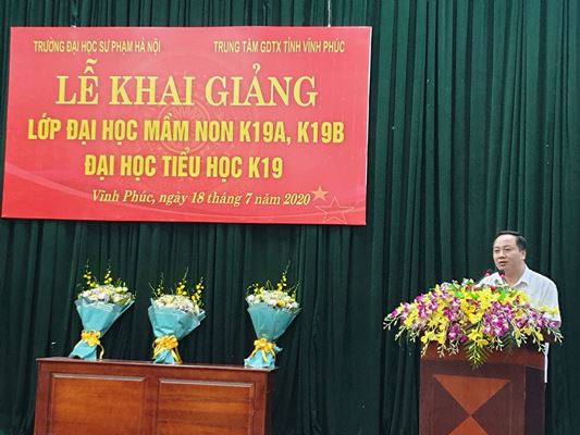 ông Lê Gia Thanh - Phó phụ trách TTGDTX phát biểu buổi khai giảng