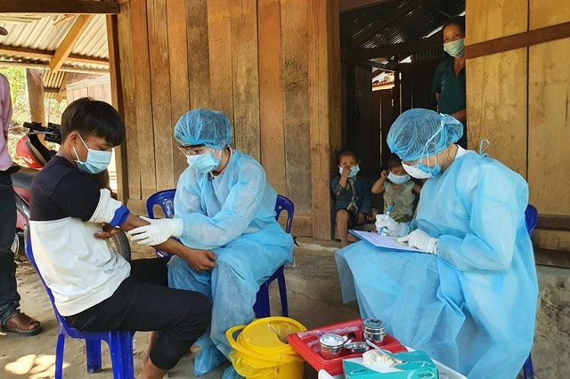 Lực lượng y tế tiêm vaccine phòng bạch hầu cho người dân ở vùng dịch tại Đắk Lắk. Ảnh: Quang Trí