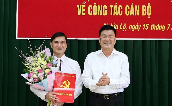 Đồng chí Nguyễn Chiến Thắng - Phó Chủ tịch UBND tỉnh trao quyết định cho đồng chí Lương Mạnh Hà.