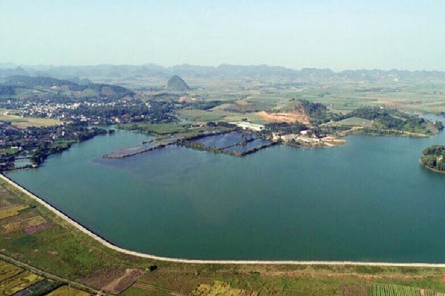 Toàn cảnh hồ Bến Quân (xã Hà Long).