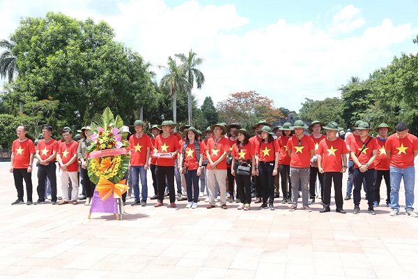: Đoàn dâng hương, dâng hoa tại Đài tưởng niệm các Anh hùng liệt sĩ nghĩa trang Trường Sơn