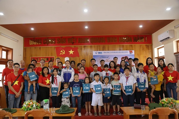 Đoàn đã trao tặng 20 suất quà cho các trẻ em khuyết tật và trẻ em có hoàn cảnh khó khăn tại tỉnh Đoàn Quảng Trị